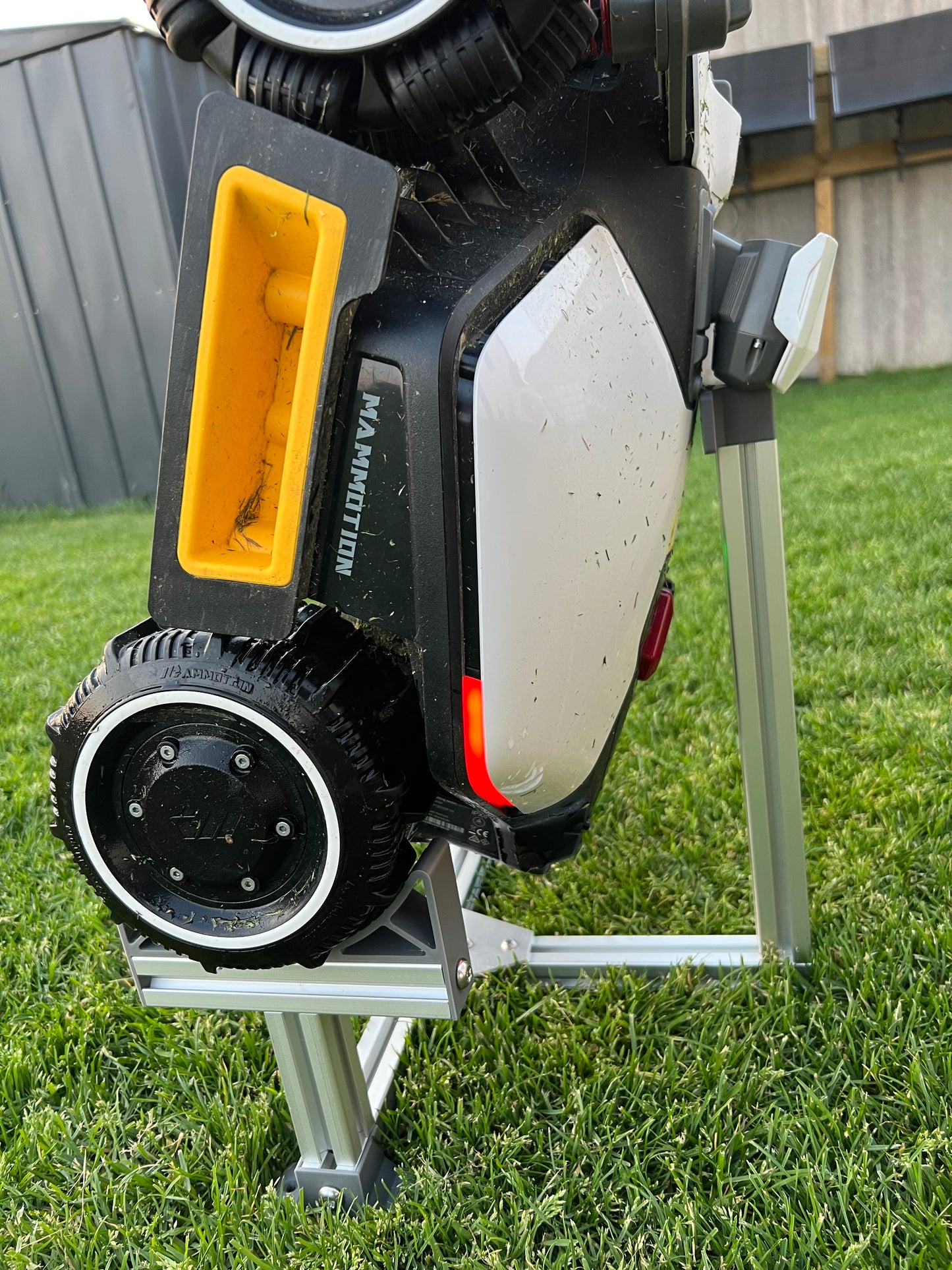 Support de maintenance LUBA MINI AWD Mammotion